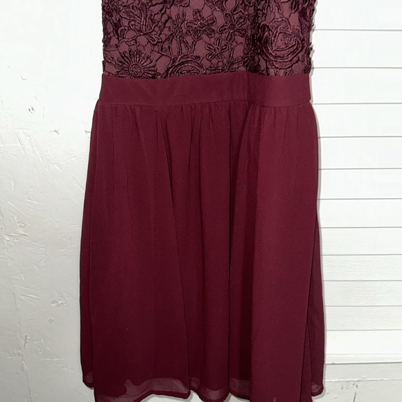 Nordstrom Lulus Skater Halter dress in burgundy. With lace top.‎ Hidden zipper. - Picture 5 of 13